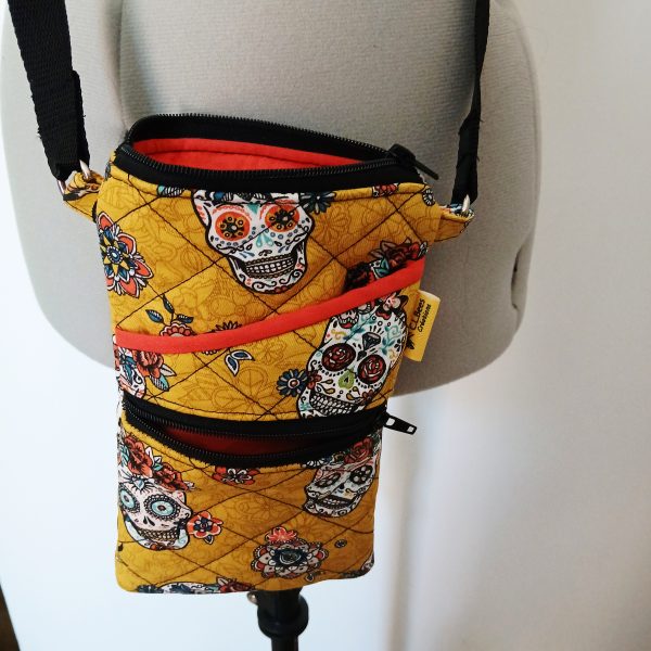 Pochette de téléphone molletonnée "tête de mort"